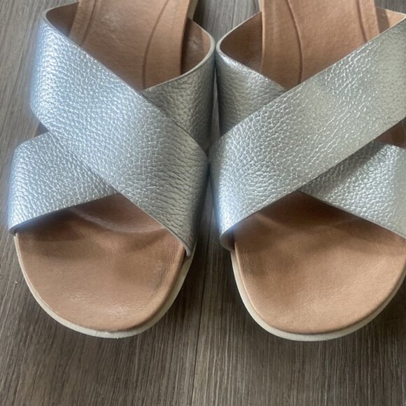 UGG Kari Metallic Sandal - Picture 7 of 9